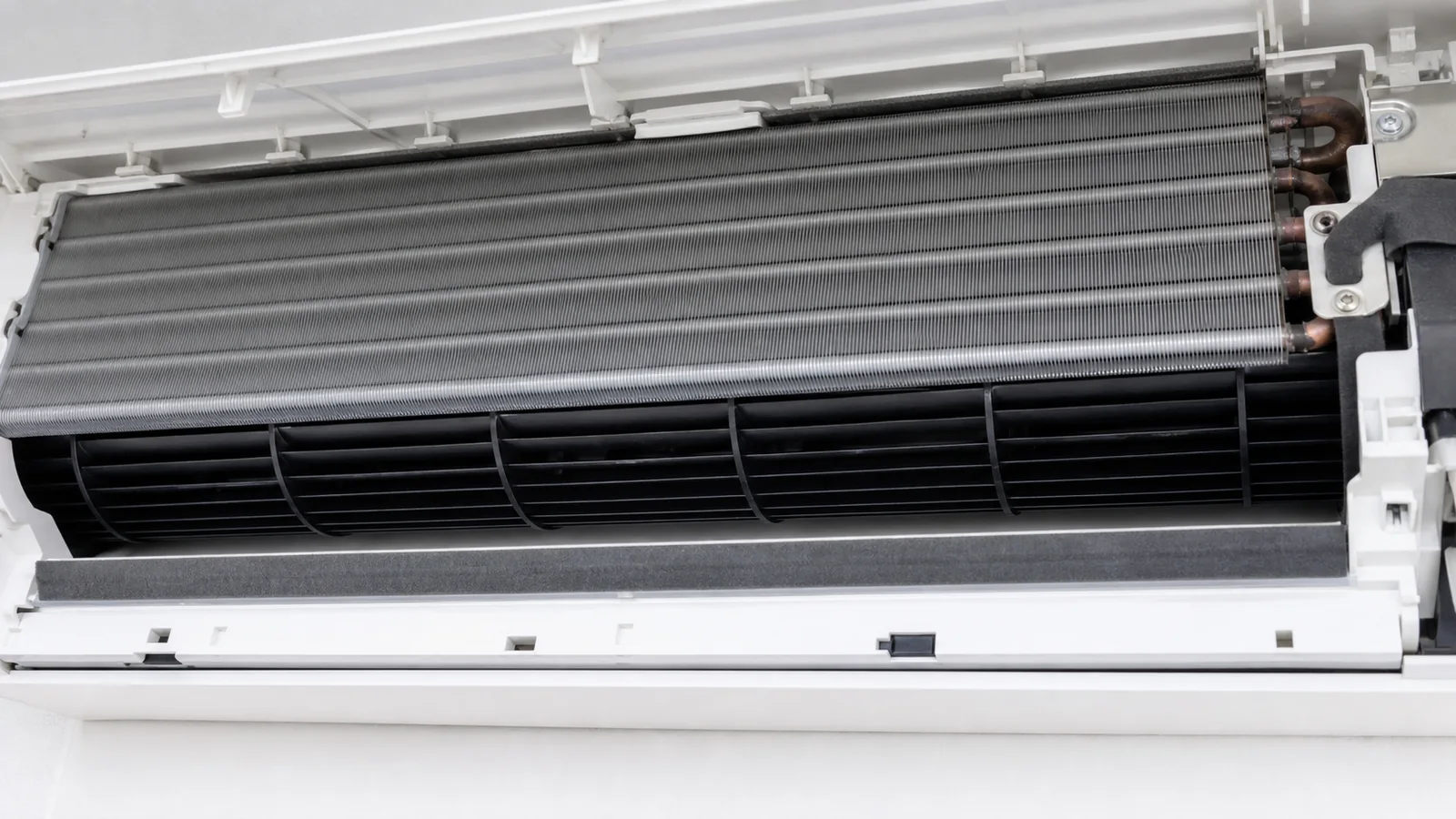 에어컨 청소 후 냉각핀과 송풍구가 청소된 상태